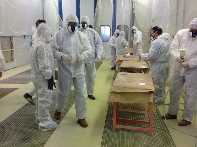 Curso de pintura aeronáutica en Cádiz en planta de fabricación